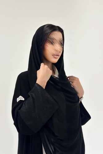 عباية كريب أكمام جاكار حرير