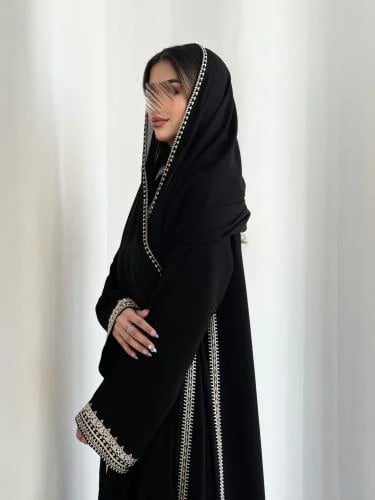 كريب ملكي مطرز أكمام وجوانب