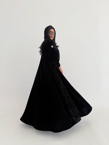 عباية مخمل مع اكمام وجوانب شيفون