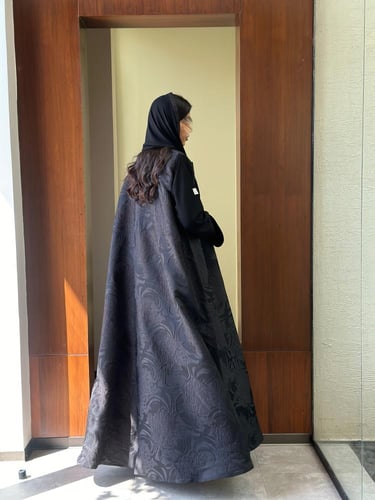 عباية تفته مع تدخيله كريب