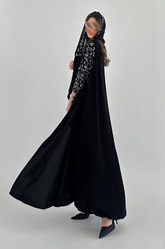 عبايه مطرزة على الأكمام