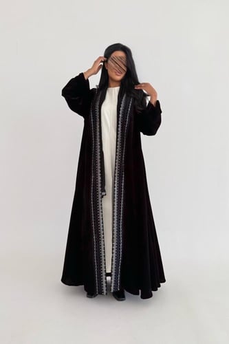 عباية مخمل مع تطريز امامي قصة نص كلوش