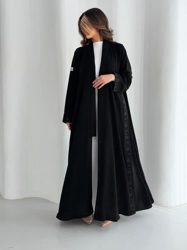 عباية كريب ملكي مع تطريز أكمام وجوانب