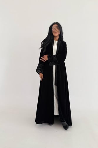 عباية مخمل مع اكمام وتدخيلات شيفون