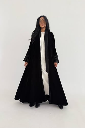 عباية مخمل مع اكمام وتدخيلات شيفون