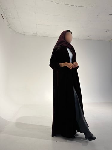 عباية مخمل كوري مع ياقة