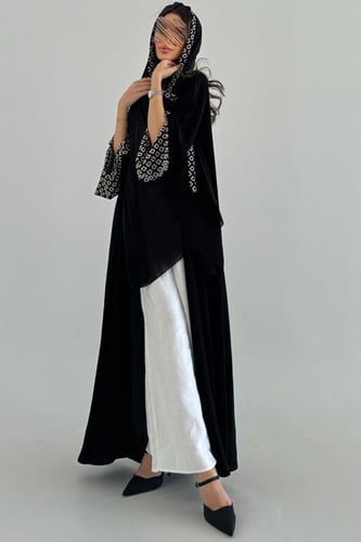 عباية تطريز ابيض كريب ملكي أكمام مفتوحة