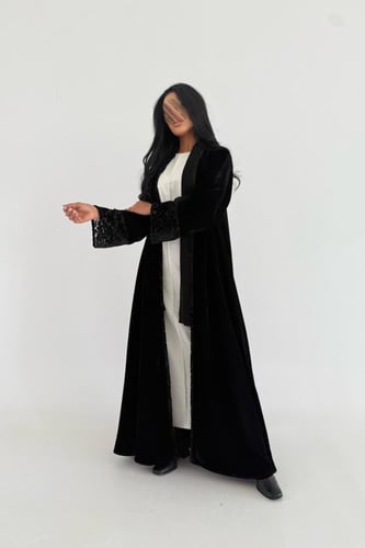 عباية مخمل مع اكمام وتدخيلات شيفون