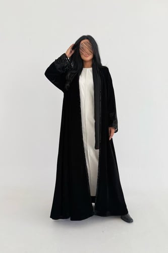 عباية مخمل مع اكمام وتدخيلات شيفون