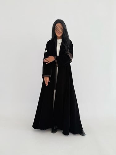 عباية مخمل مع تطريز أكمام