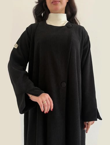 عباية صوف ايطالي مع زرار جانبي قصة ربع كلوش