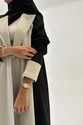 عباية جوخ مع ياقة جوانب سوداء