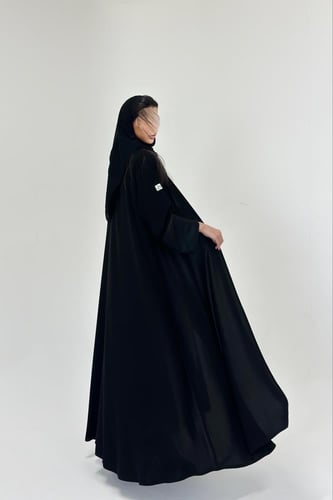 عباية كريب أكمام جاكار حرير