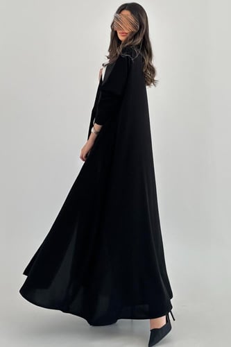 عباية رسمية من الكريب مع ياقة تفتة