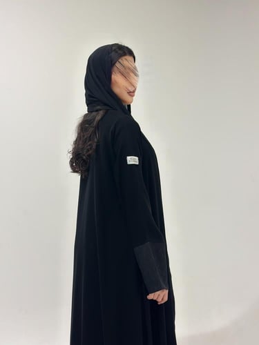 عباية كريب ملكي مع نقش هندي على الأكمام