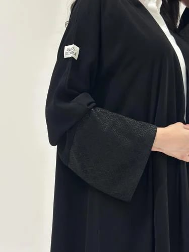 عباية كريب مع نقش هندي على الأكمام