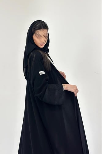 عباية كريب أكمام جاكار حرير