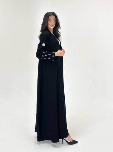 عباية كريب ملكي بتطريز على الأكمام