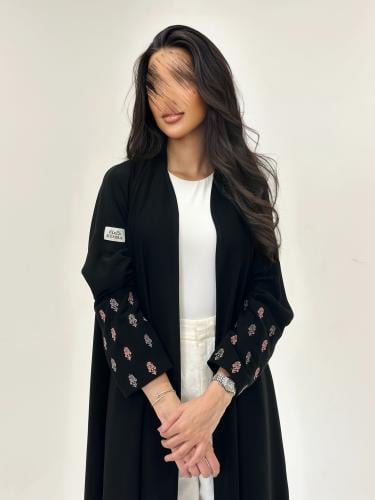 عباية كريب ملكي بتطريز على الأكمام