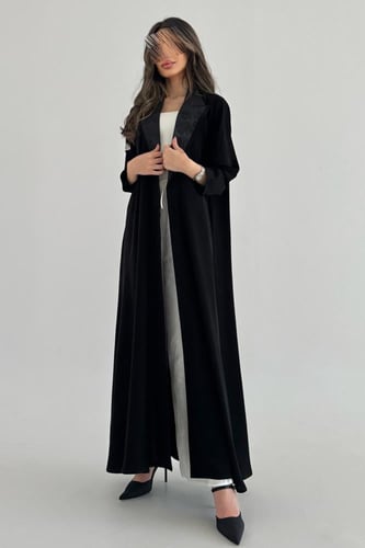 عباية رسمية من الكريب مع ياقة تفتة