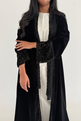 عباية مخمل مع اكمام وتدخيلات شيفون