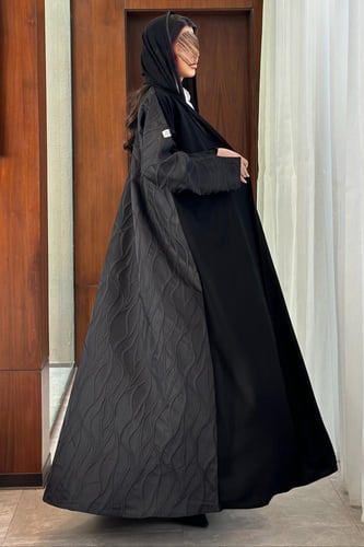 عباية كريب مع تفته من الخلف نص كلوش