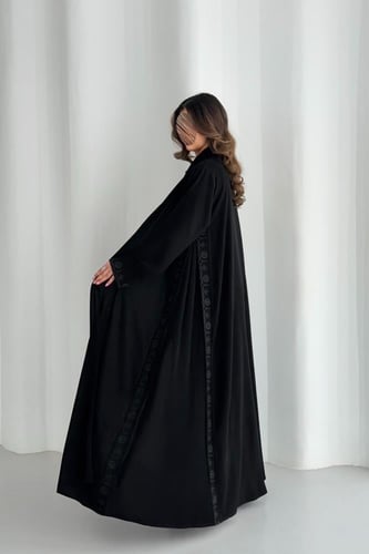 عباية كريب ملكي مع تطريز أكمام وجوانب