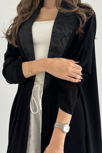 عباية رسمية من الكريب مع ياقة تفتة