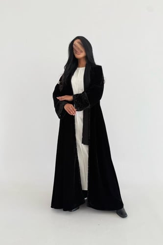 عباية مخمل مع اكمام وتدخيلات شيفون