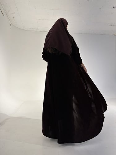 عباية مخمل كوري مع ياقة