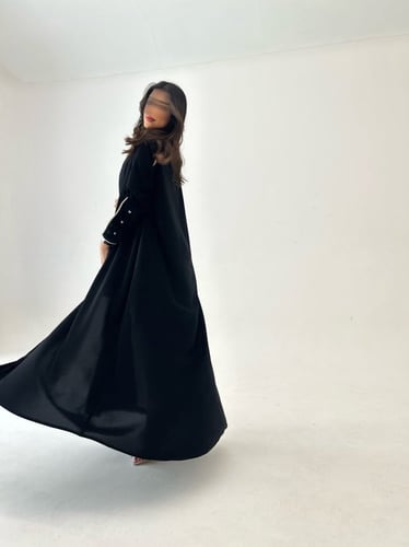 عباية كريب ملكي اسود فاحم