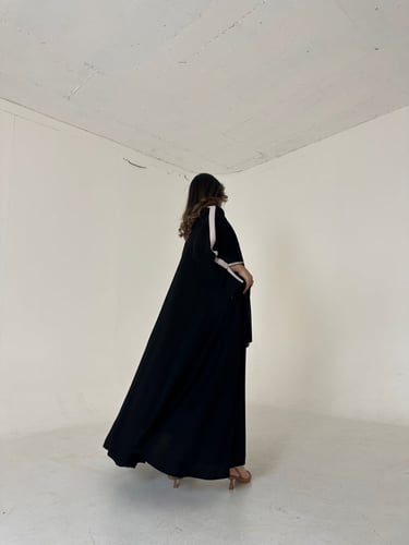 عبايه كريب ملكي اكمام فتحة