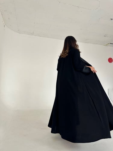 عباية كريب مع ياقه واكمام تفته