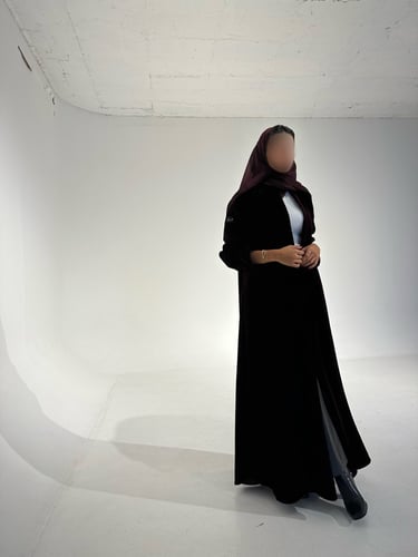 عباية مخمل كوري مع ياقة