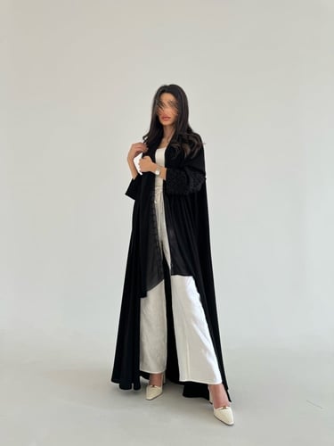 عباية تطريز اسود على الاكمام