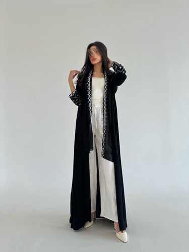 عبايه تطريز أبيض كريب قصة نص كلوش