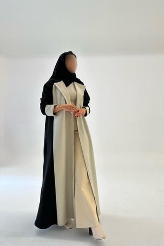 عباية جوخ مع ياقة جوانب سوداء