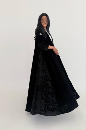 عباية مخمل مع اكمام وجوانب شيفون