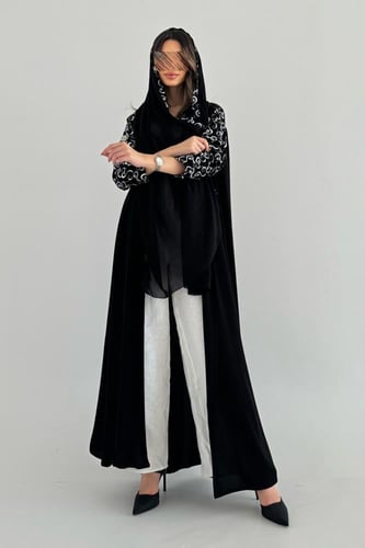 عبايه مطرزة على الأكمام