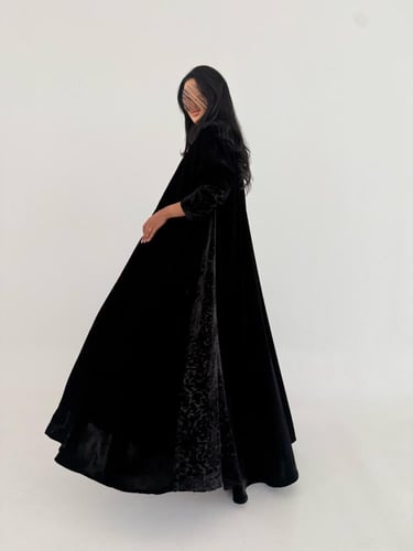 عباية مخمل مع اكمام وجوانب شيفون