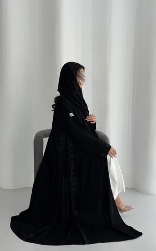عباية كريب ملكي مع تطريز أكمام وجوانب