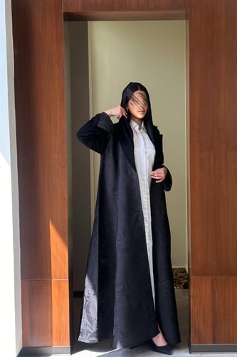 عباية تفته مع تدخيله كريب