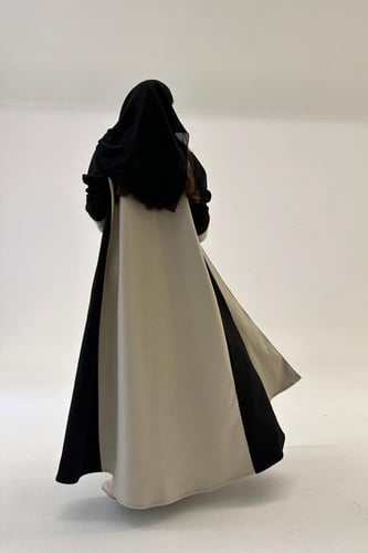 عباية جوخ مع ياقة جوانب سوداء