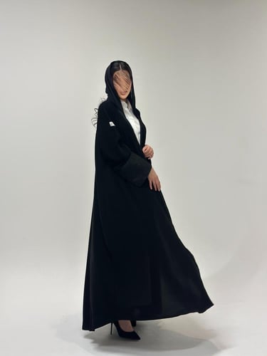 عباية كريب ملكي مع نقش هندي على الأكمام