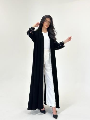 عباية كريب ملكي بتطريز على الأكمام