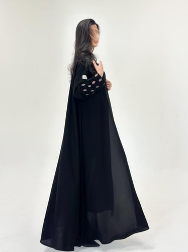 عباية كريب ملكي بتطريز على الأكمام