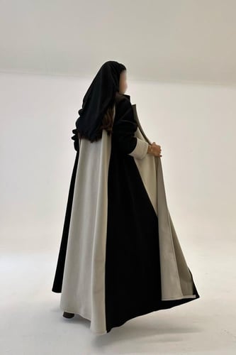 عباية جوخ مع ياقة جوانب سوداء