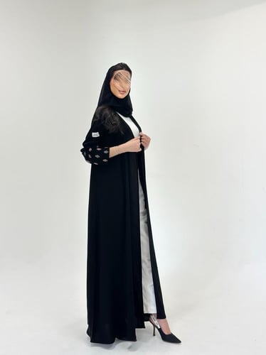 عباية كريب ملكي بتطريز على الأكمام