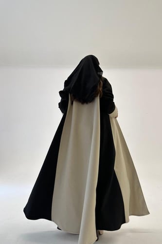 عباية جوخ مع ياقة جوانب سوداء