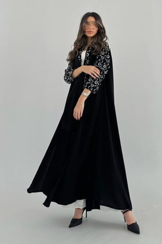 عبايه مطرزة على الأكمام